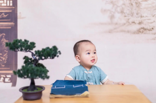 贺州怀孕肚子中间凹两边凸