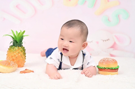 贺州宝宝在妈妈肚子里
